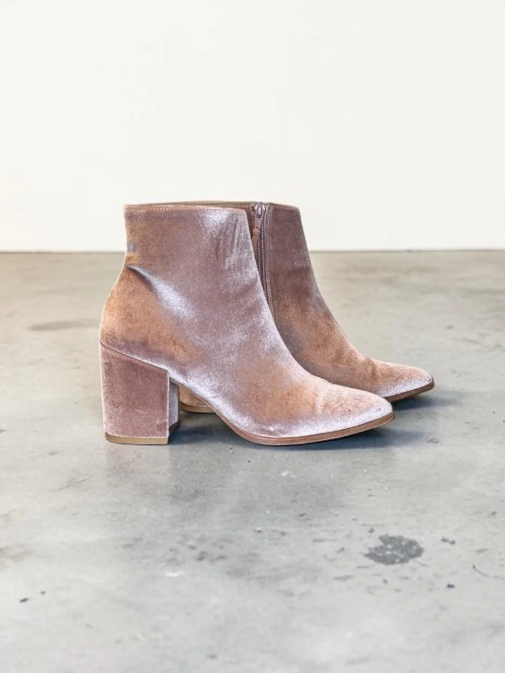 Stuart Weitzman - Picture 4 of 12